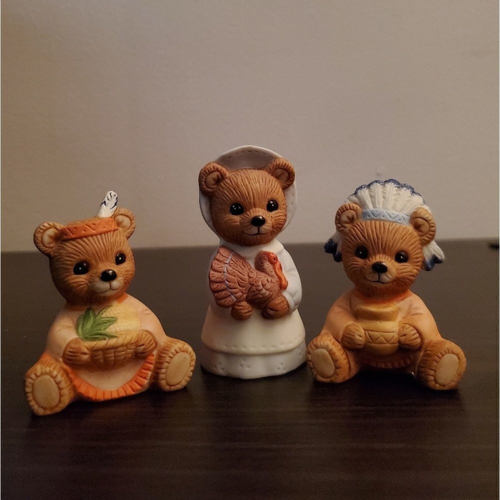 Bear Figurines‎
